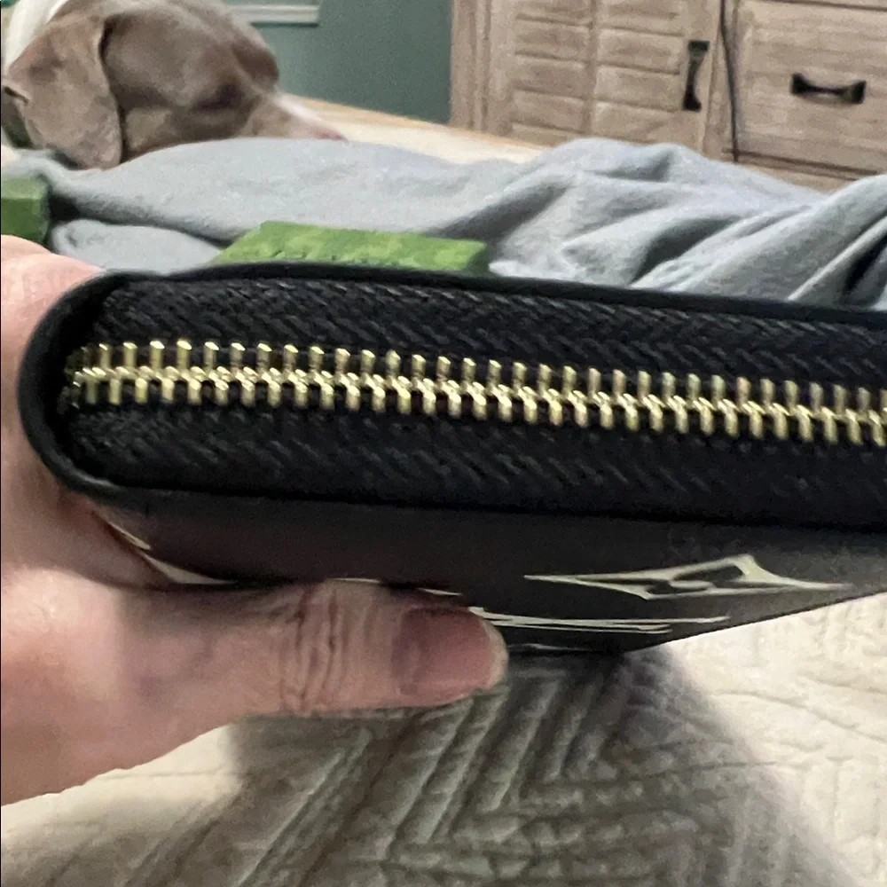 NIB Louis Vuitton Zippy Black Wallet with White Monogram Accents - Picture 7 of 16